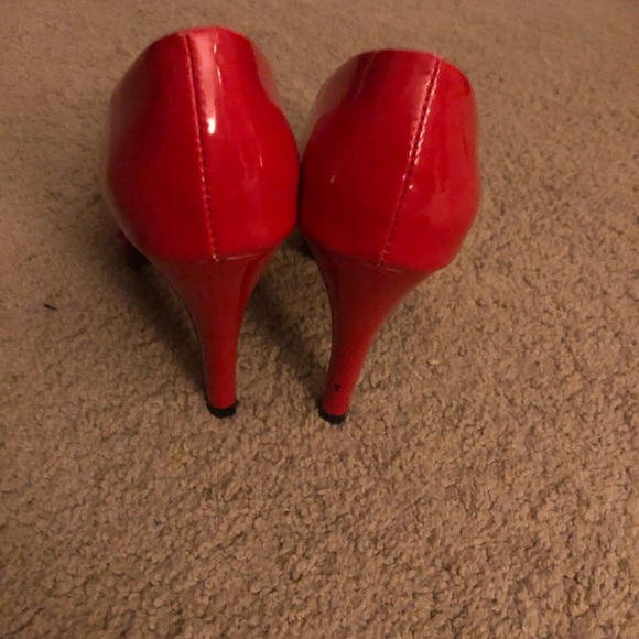 Red pumps - Picture 3 of 3